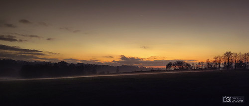 Coucher de soleil sur la brume qui se lève