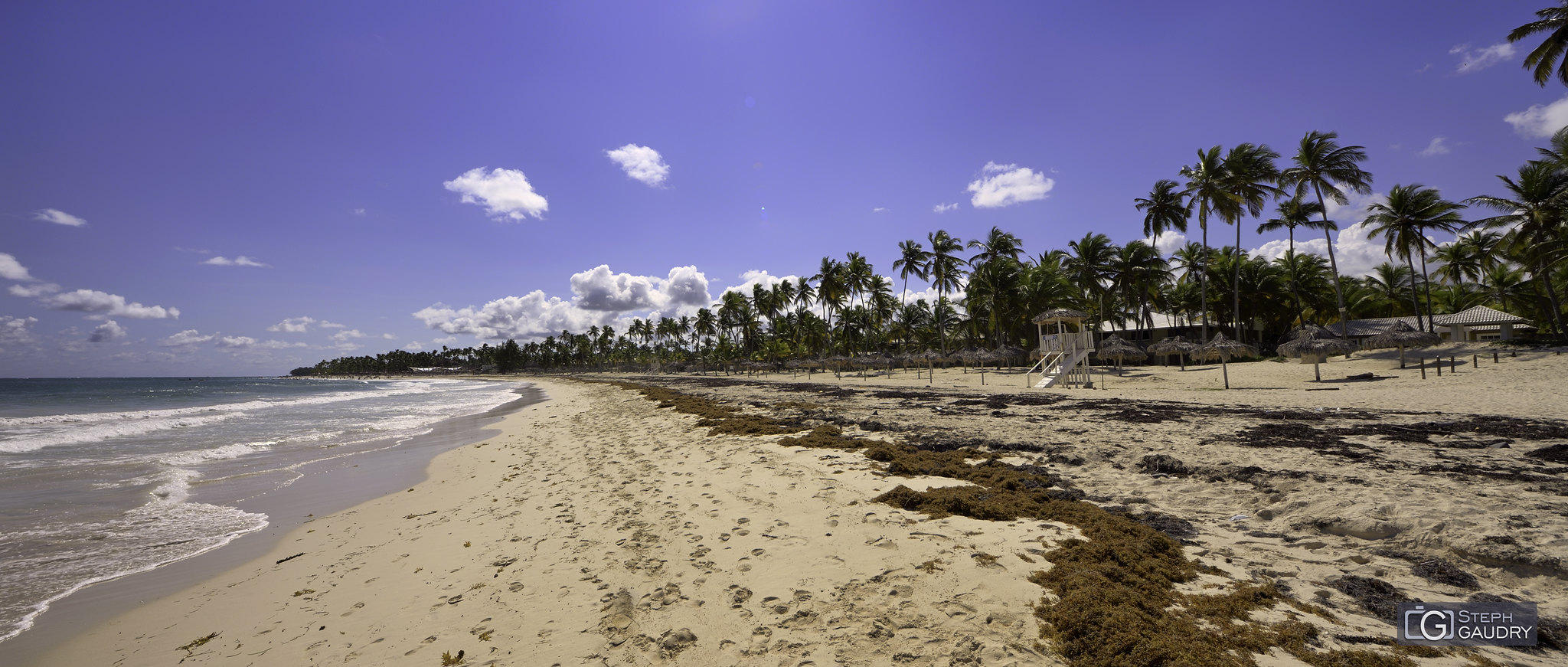 Station balnéaire abandonnée - vue de la plage