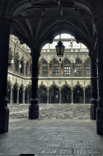 Chambre of Commerce, Covered alley and courtyard