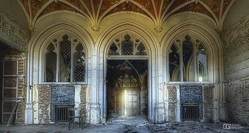 Château de Noisy - l'entrée vue depuis la classe 1, ou salle au plafond rouge