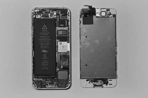 Démontage de l'iPhone 5s - les connecteurs de l'écran