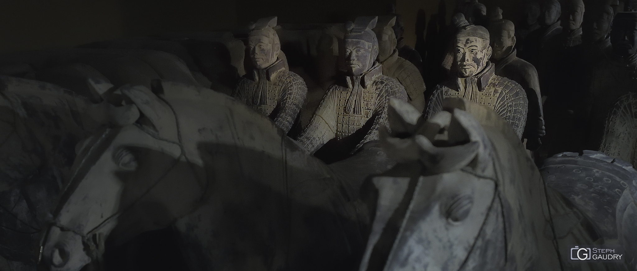 兵马俑 - Soldier-and-horse funerary statues [Click to start slideshow]