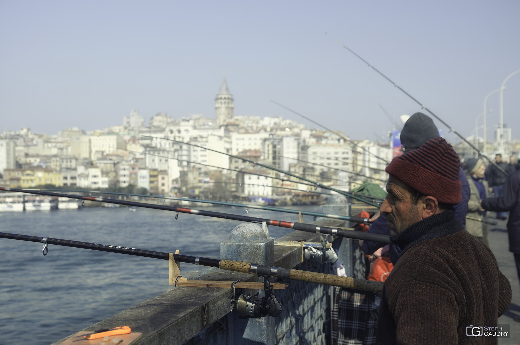 Istanbul, Fishermen on Galata Bridge - 2 [Klik om de diavoorstelling te starten]