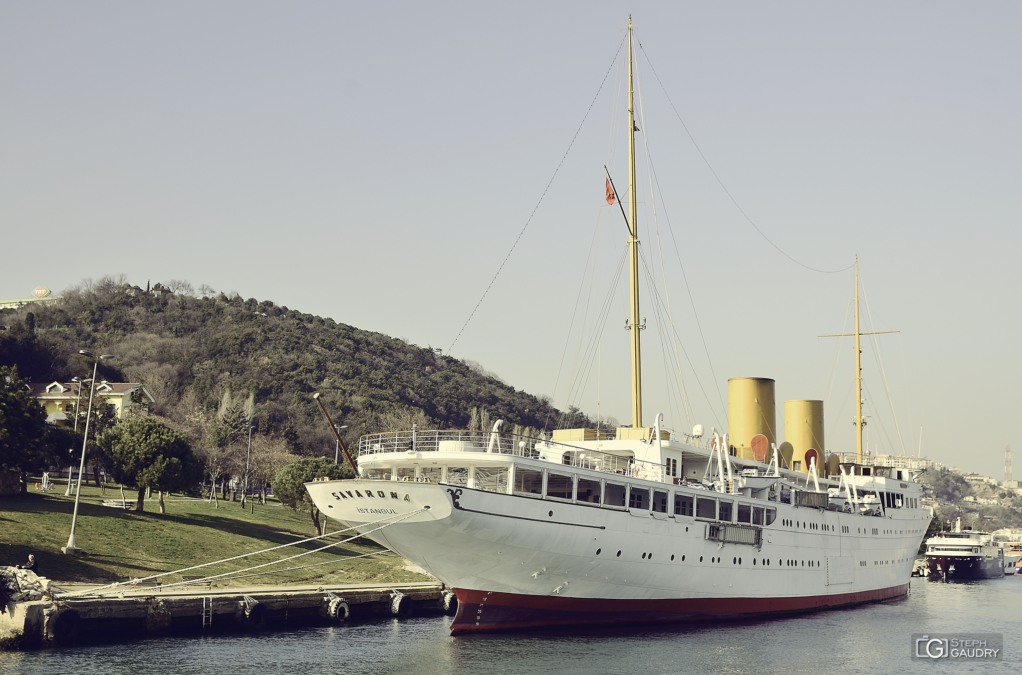 MV Savarona on the Bosphorus [Klik om de diavoorstelling te starten]