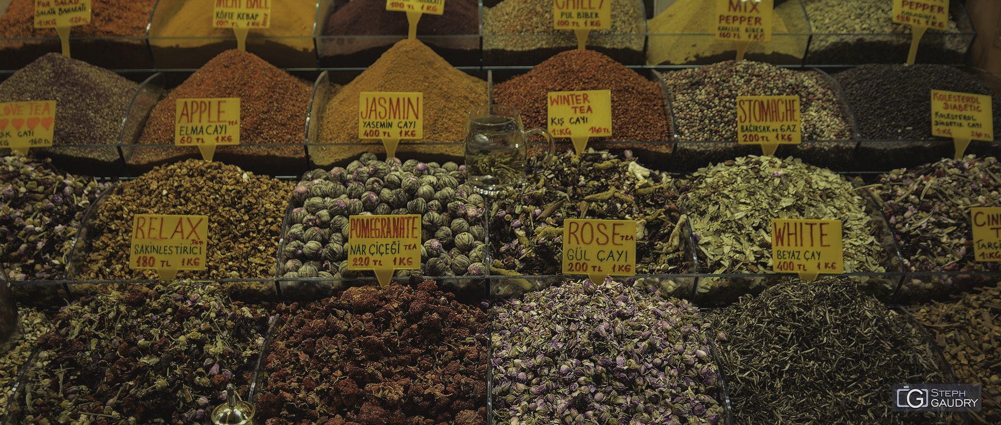 Le marché aux épices à Istanbul [Klik om de diavoorstelling te starten]