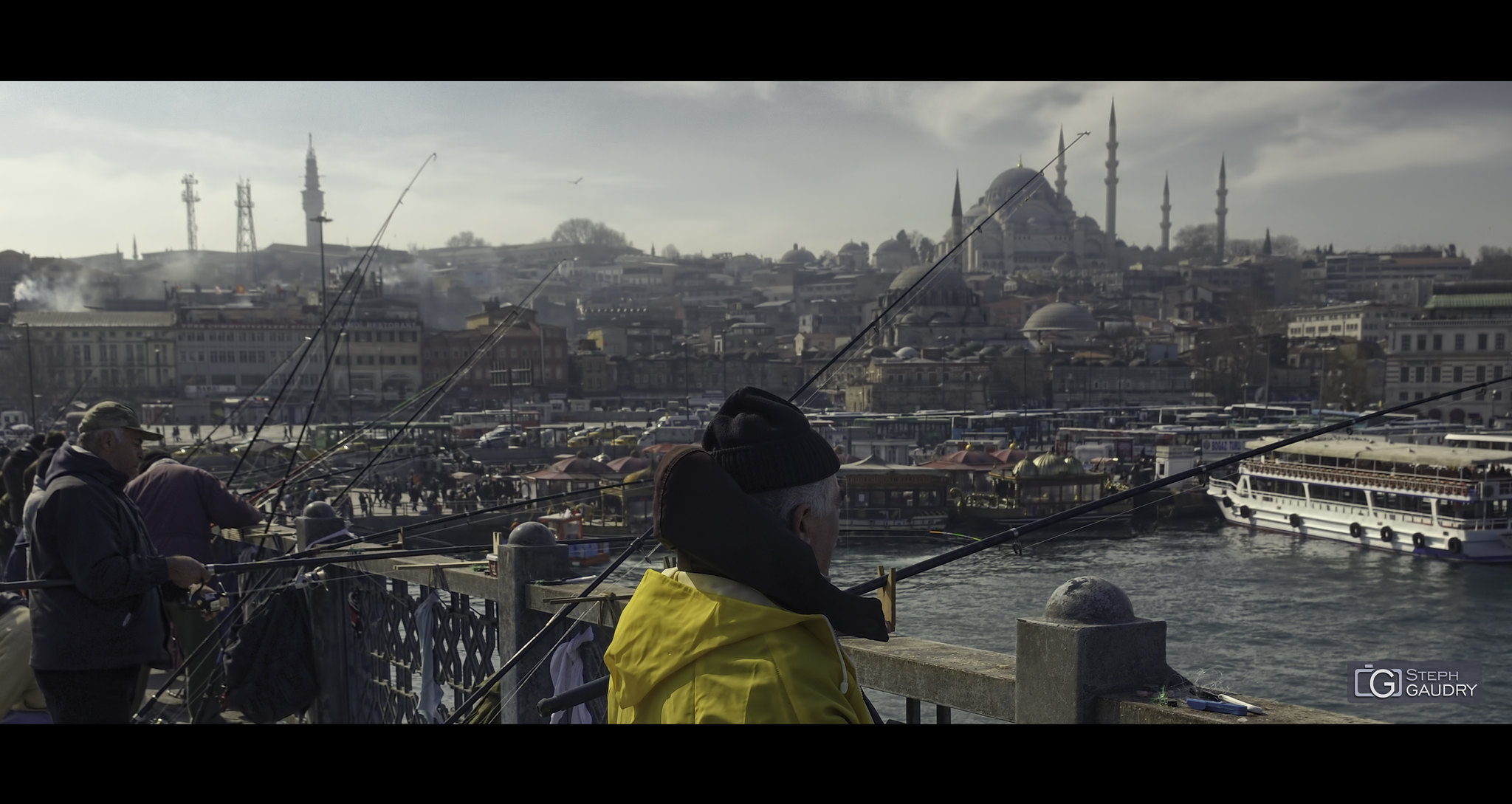 Istanbul, Fishermen on Galata Bridge (cinemascope version) [Klicken Sie hier, um die Diashow zu starten]