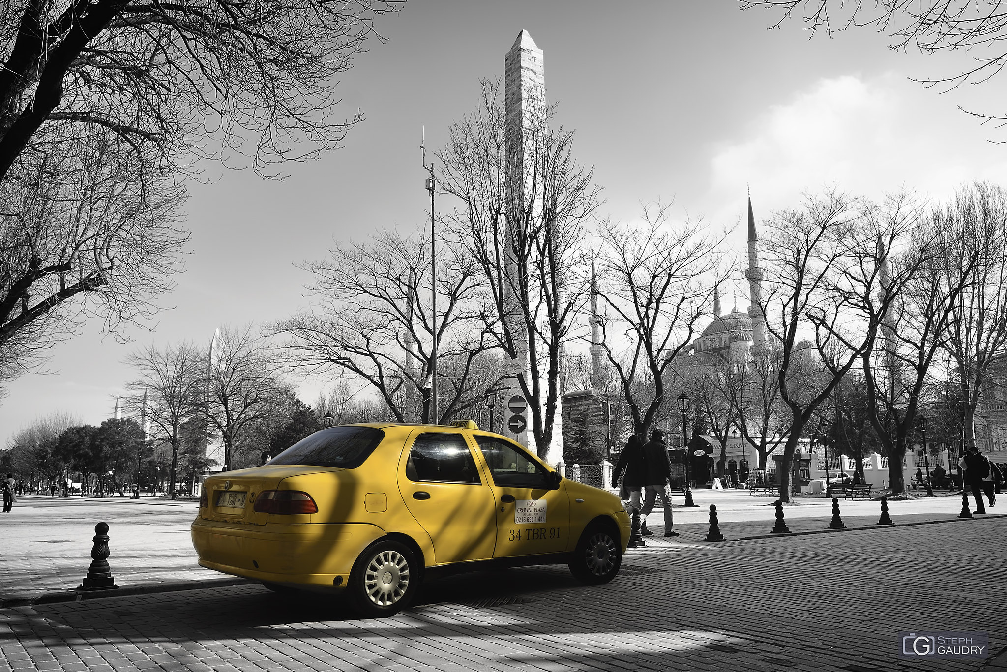 Sultanahmet Camii önünde sarı bir taksi [Klik om de diavoorstelling te starten]