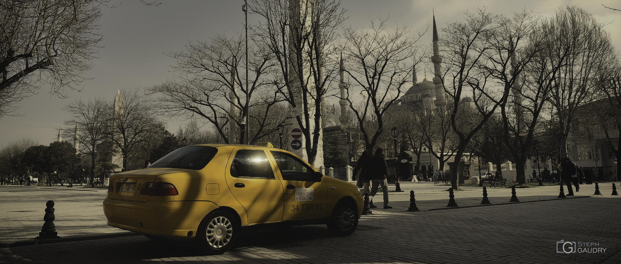 Renkler, sarı taksi ve Sultanahmet Camii [sinemaskop] [Cliquez pour lancer le diaporama]
