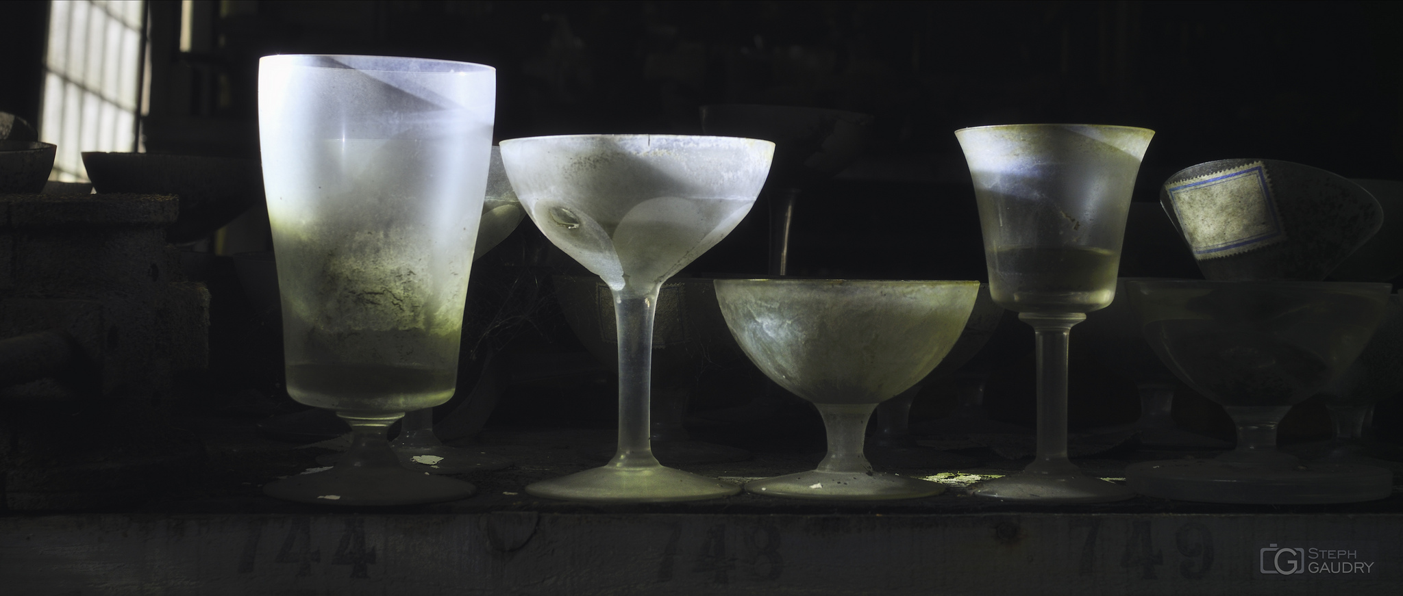 La cristallerie abandonnée / Il se noie plus de gens dans les verres que dans les rivières.