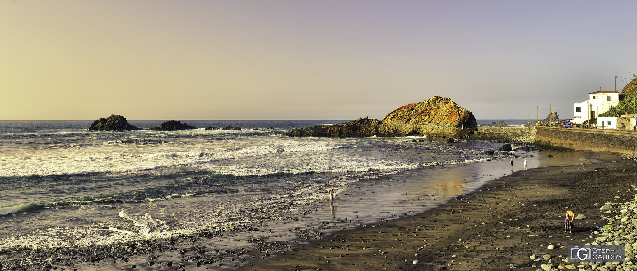 Un paseo por la playa antes de la cena en Casa África