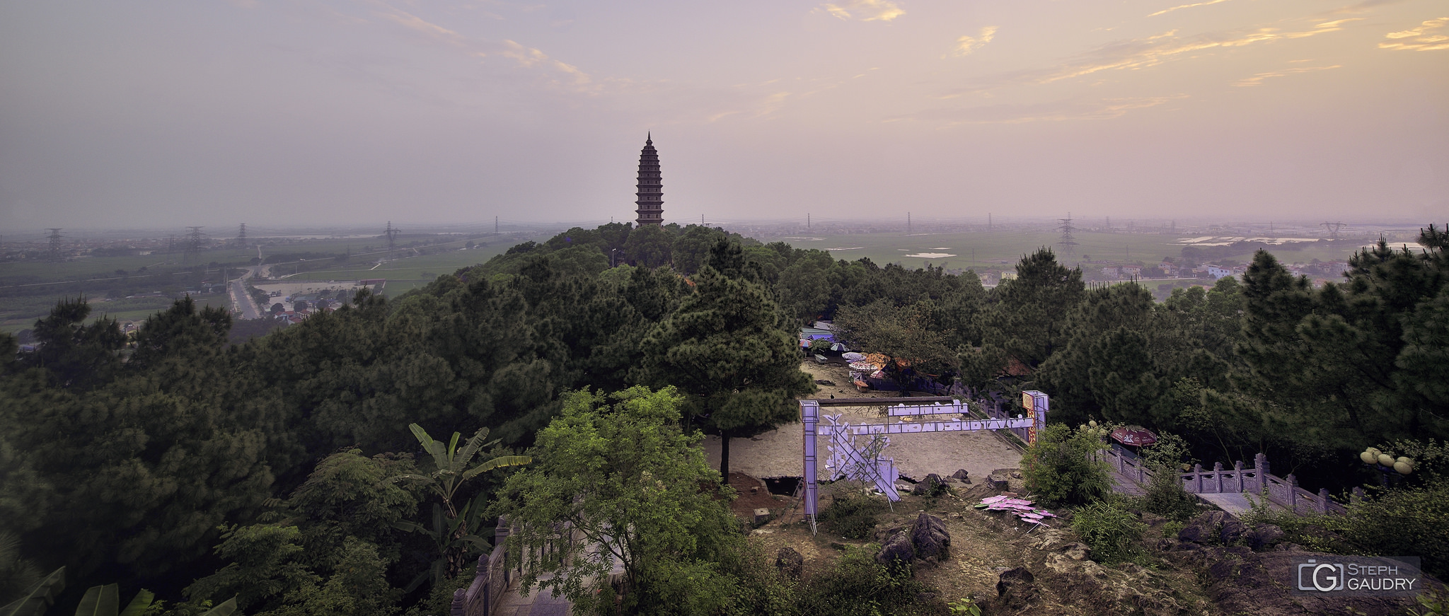 Sunset on the Phat Tich Pagoda [Klik om de diavoorstelling te starten]