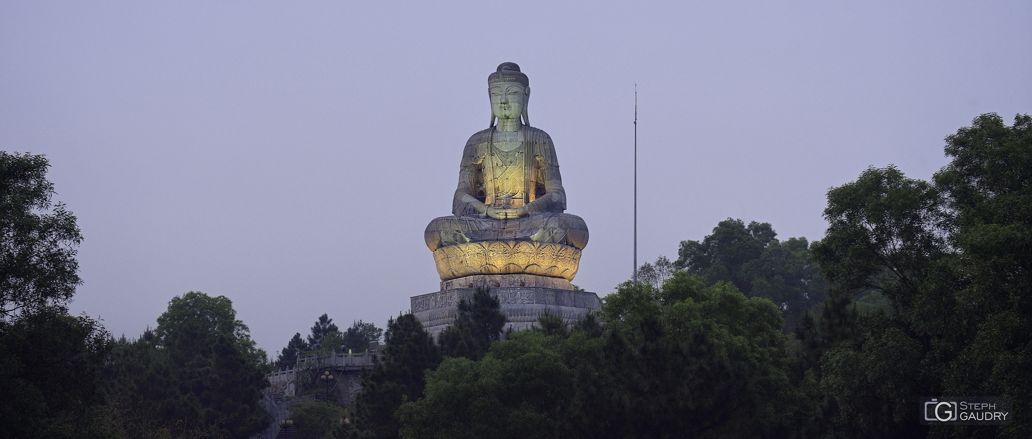 Phat Tich - Statue géante de Bouddha au sommet du mont Lan Kha [Click to start slideshow]