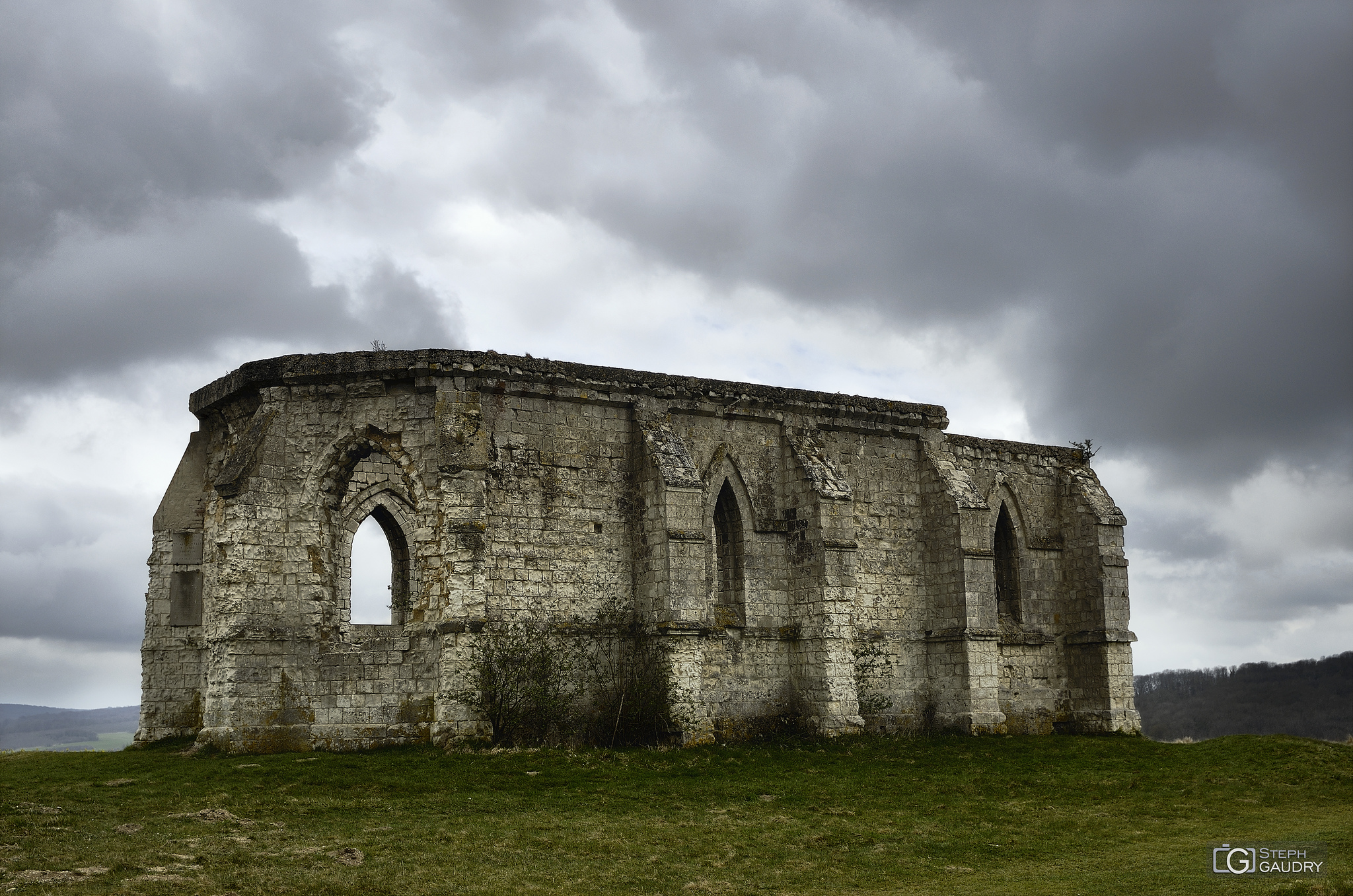 The ruins of the 13th century chapel of Saint Louis at Guémy [Klik om de diavoorstelling te starten]