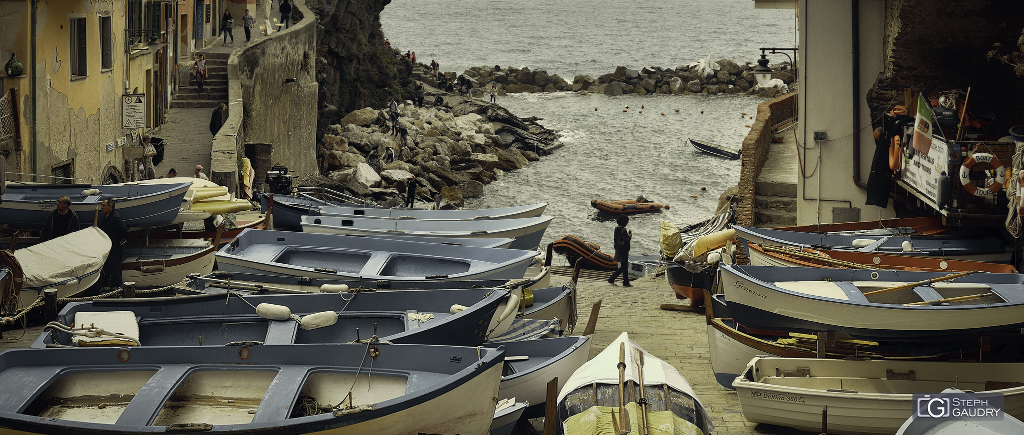 Il porto di Riomaggiore mantiene un certo fascino [Click to start slideshow]