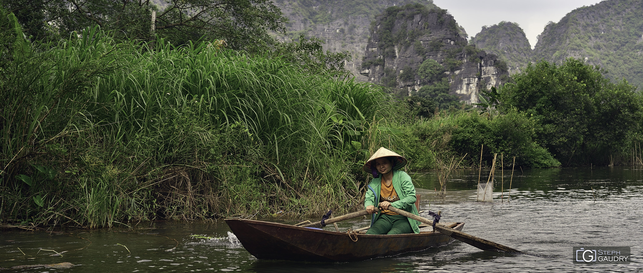 Sur la rivière Ngo Dong (Ninh Binh, Vietnam) [Klik om de diavoorstelling te starten]
