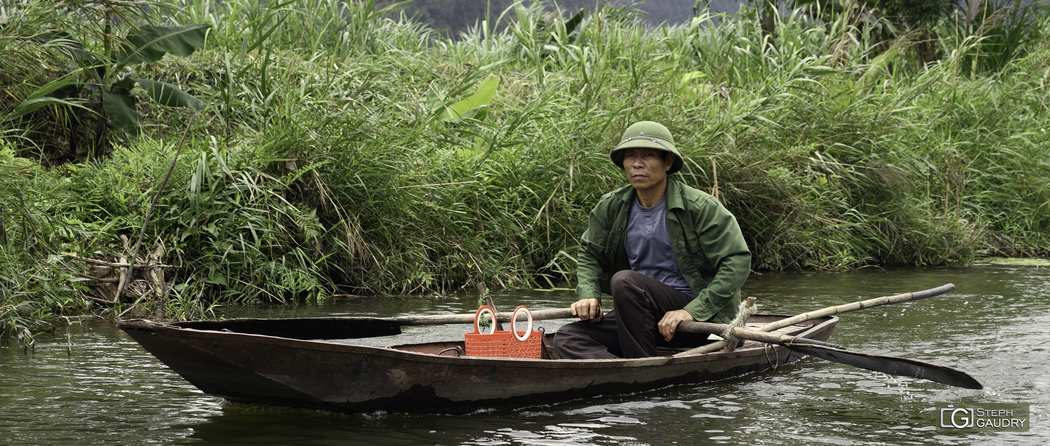 Barque sur la rivière Ngo Dong (Vietnam) [Klik om de diavoorstelling te starten]