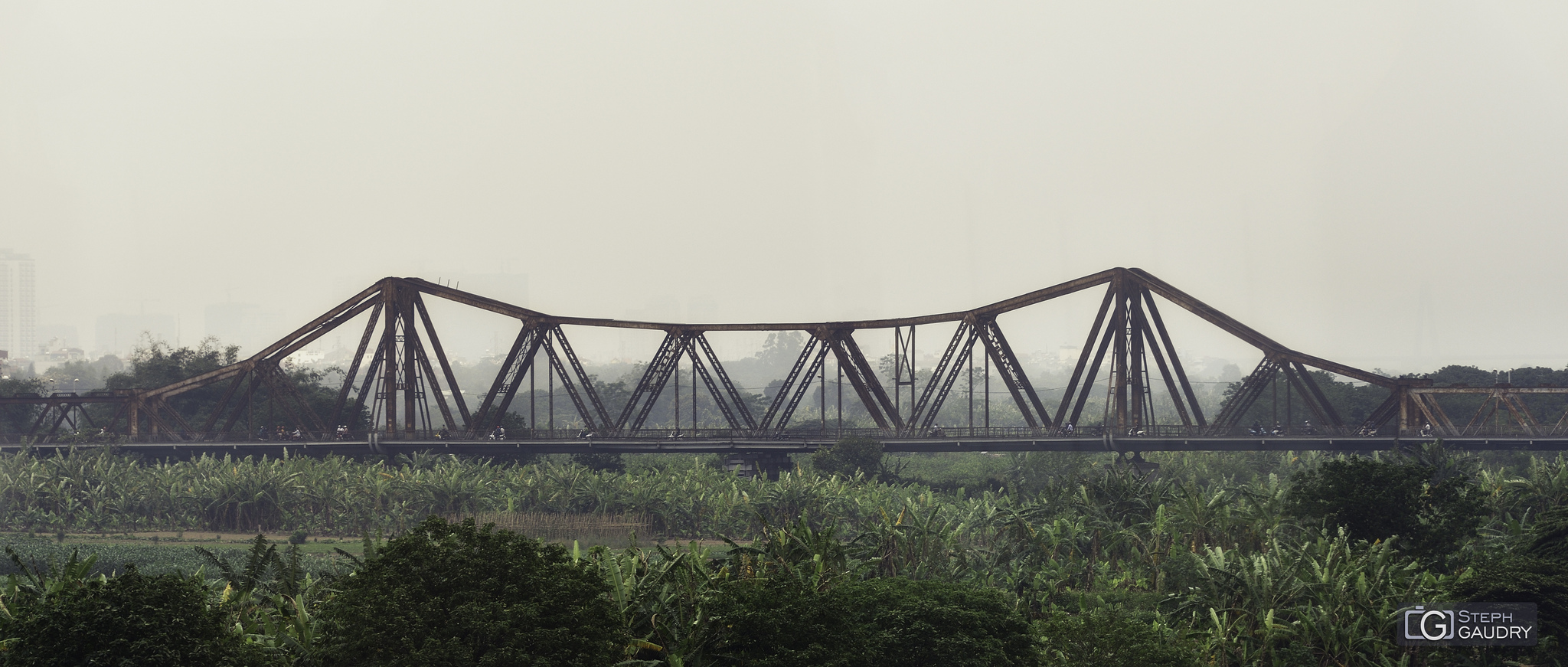Lever de soleil sur le pont Long Biên à Hanoï [Cliquez pour lancer le diaporama]