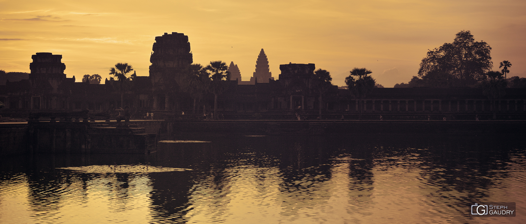 Lever de soleil sur Angkor Vat [Cliquez pour lancer le diaporama]