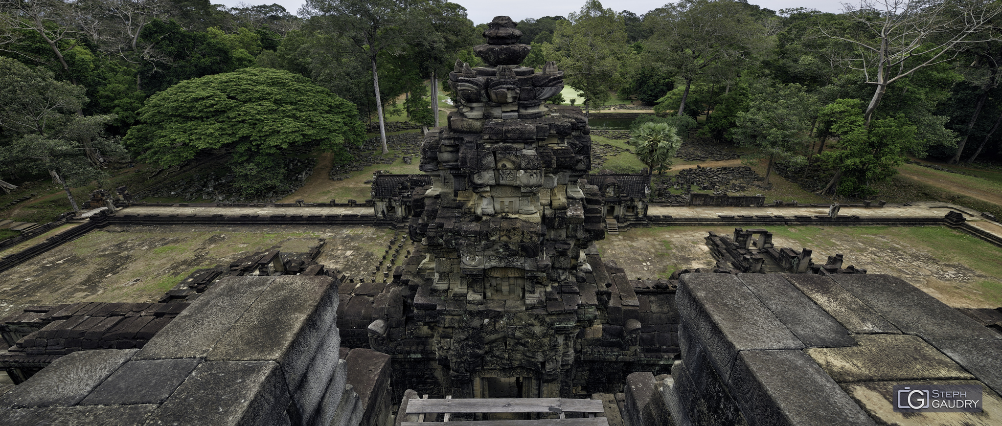 Baphûon (Angkor) [Klik om de diavoorstelling te starten]