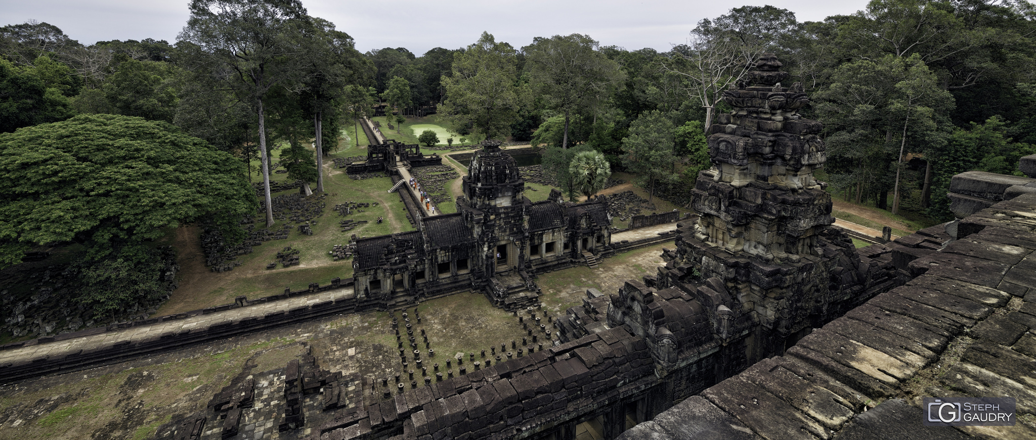 Cambodge / Vue en plongée du temple du Baphûon
