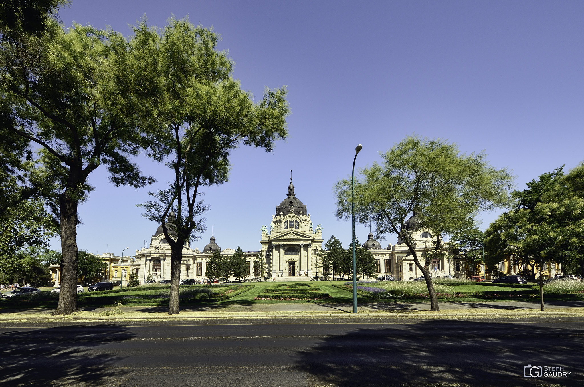 Széchenyi thermal bath seen from the city park