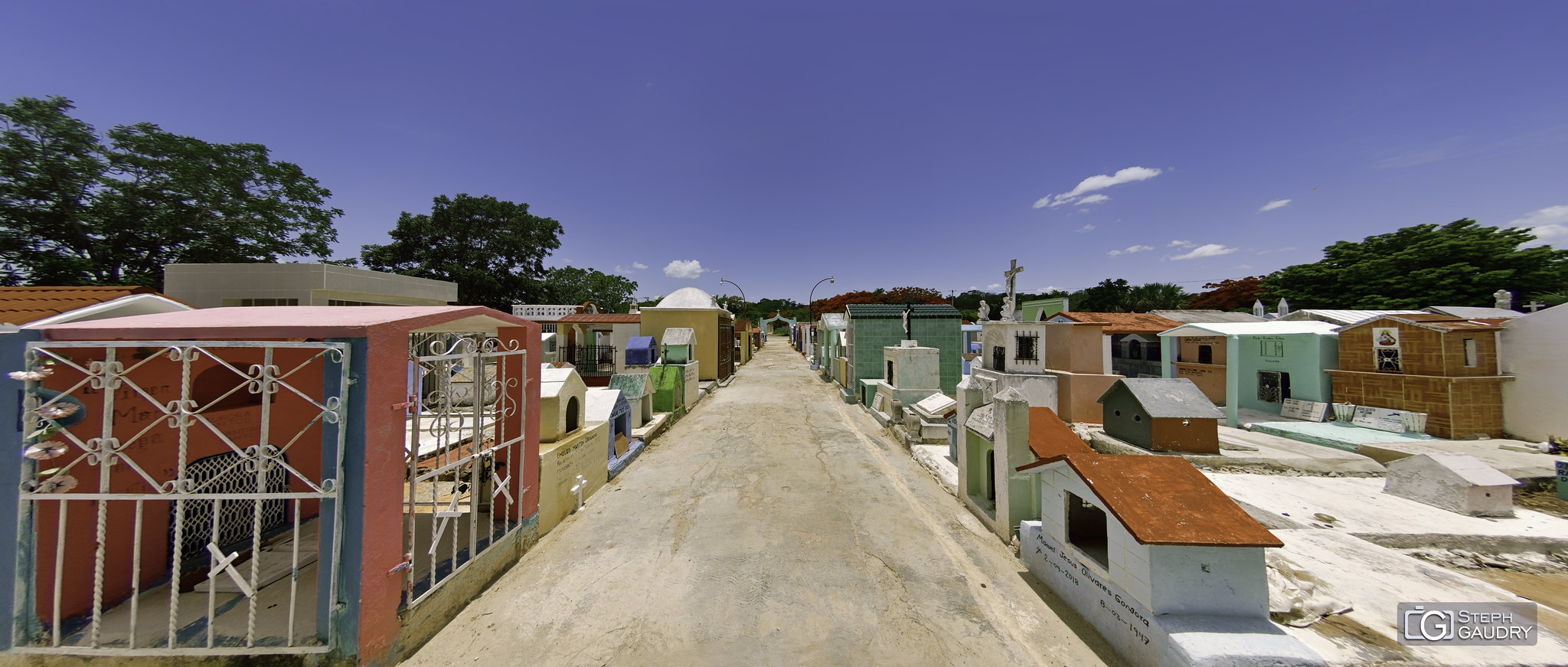 Cimetière de Muna (Yucatan - MEX) - allée principale [Klicken Sie hier, um die Diashow zu starten]