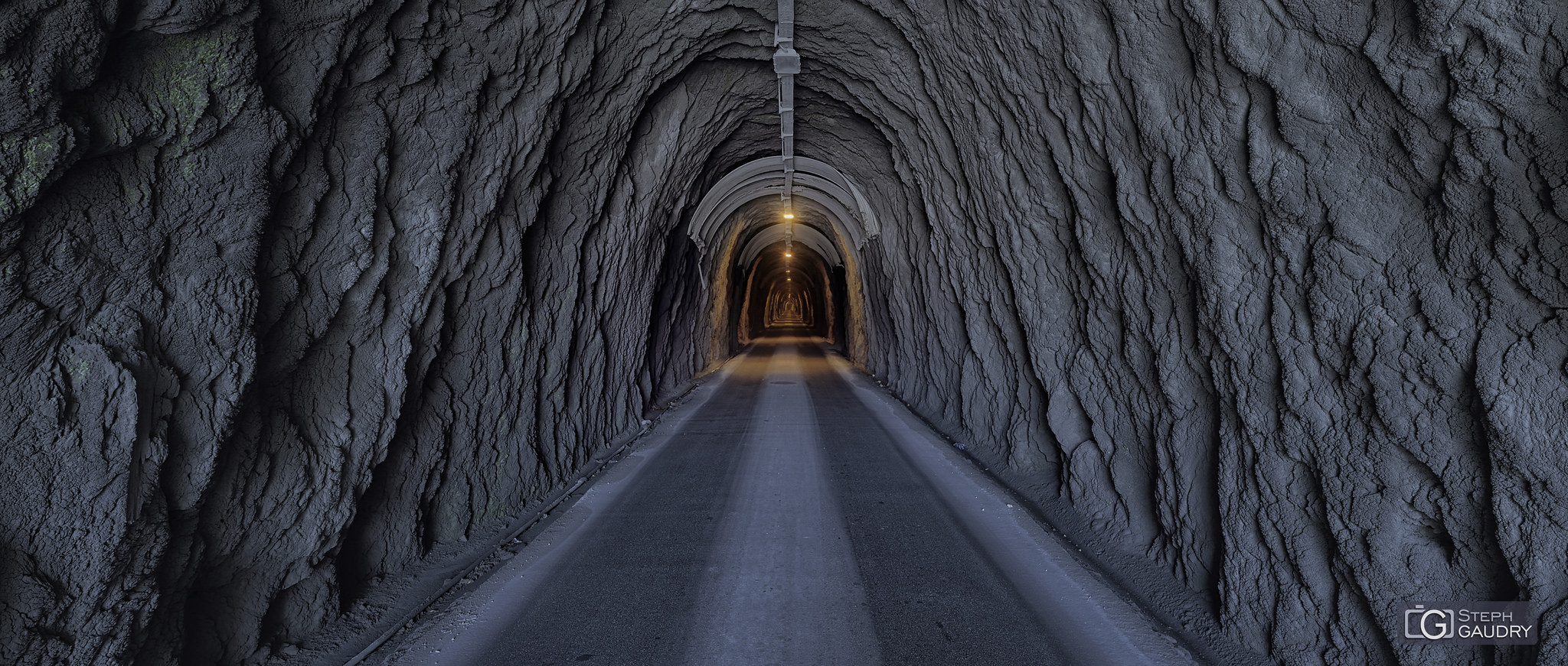 Italie / I tunnel della Colonnata discesa verso Carrara