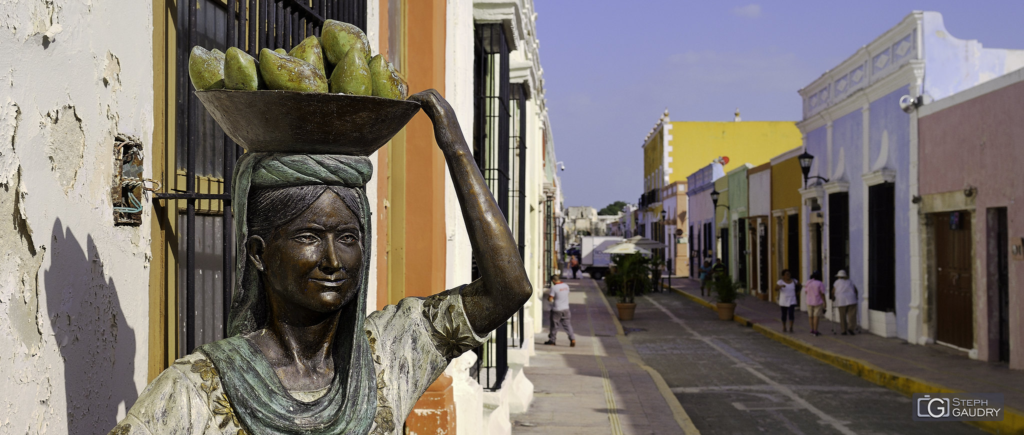 Campeche - Statue de femme avec panier de fruits [Klik om de diavoorstelling te starten]