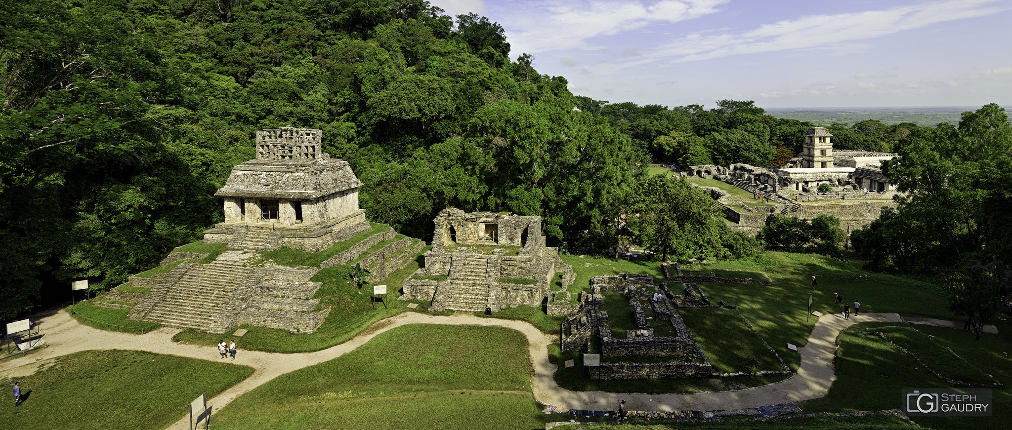 Palenque - Le Temple du Soleil, et au loin la tour d'observatoire [Klik om de diavoorstelling te starten]