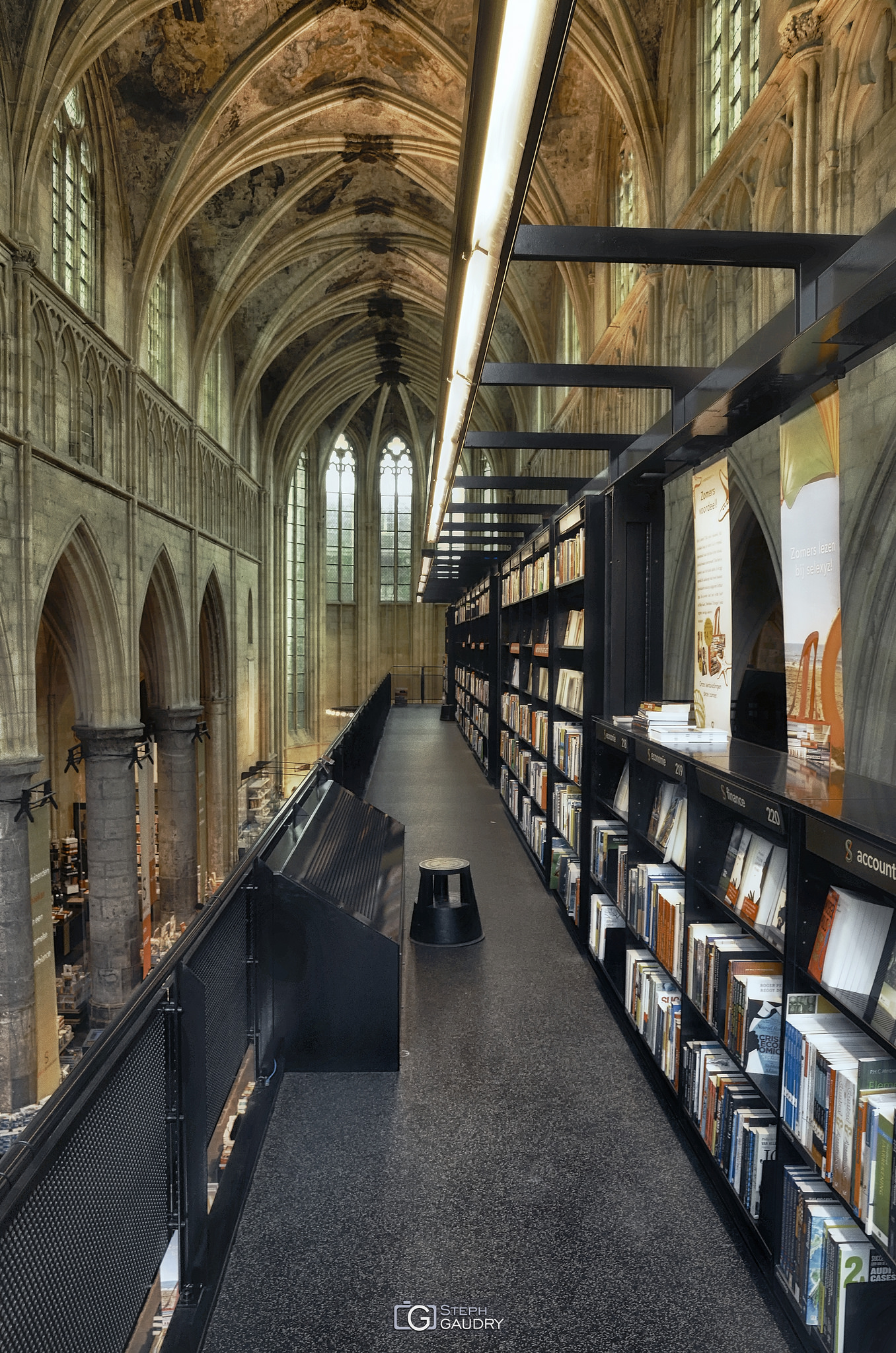 Selexyz Dominicanen: a bookshop in a former church - left [Click to start slideshow]