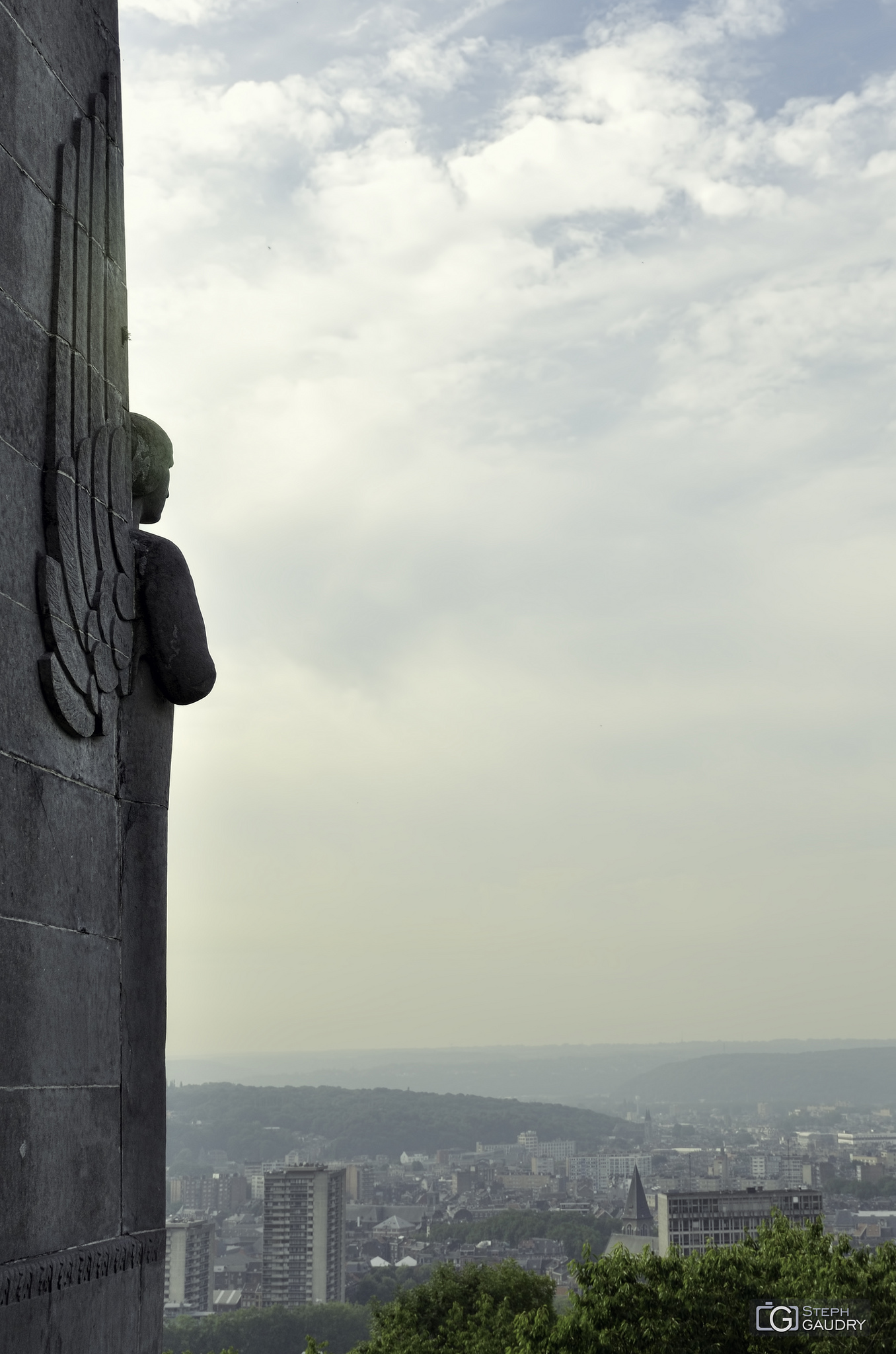 Liège derrière le monument du 14ème de Ligne