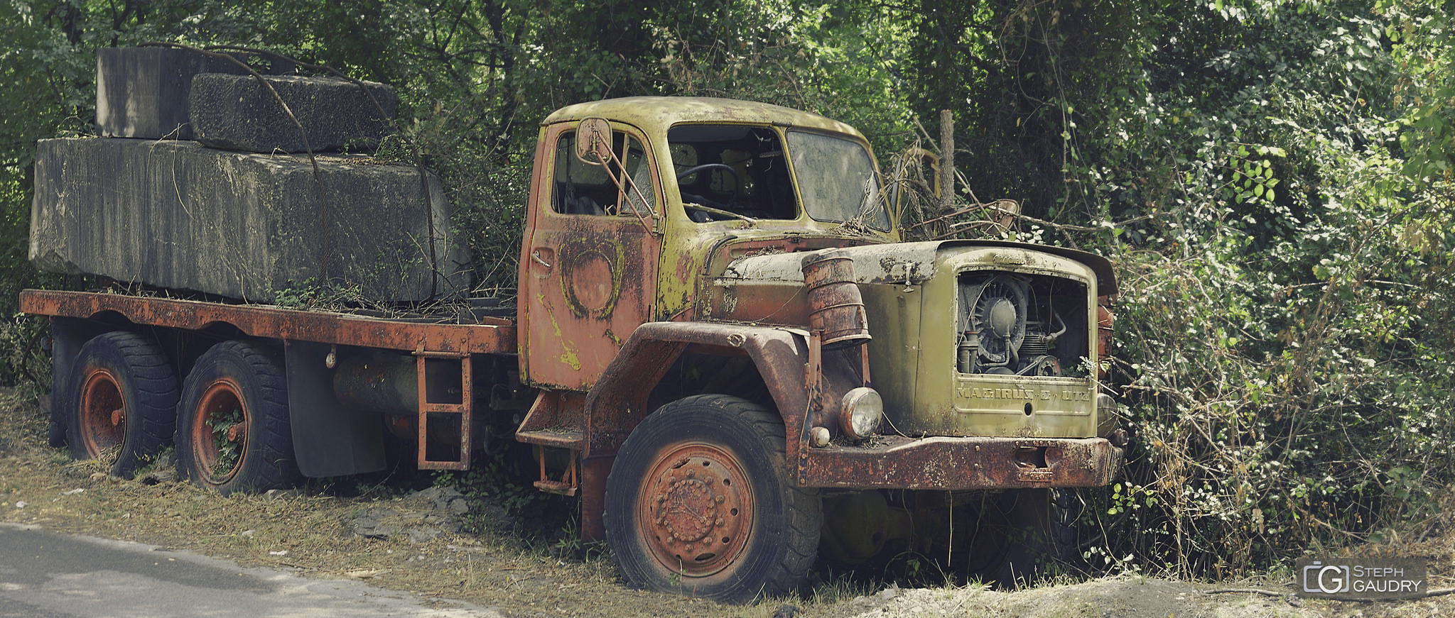 Vecchio camion arrugginito, abbandonato in cave di marmo [Click to start slideshow]