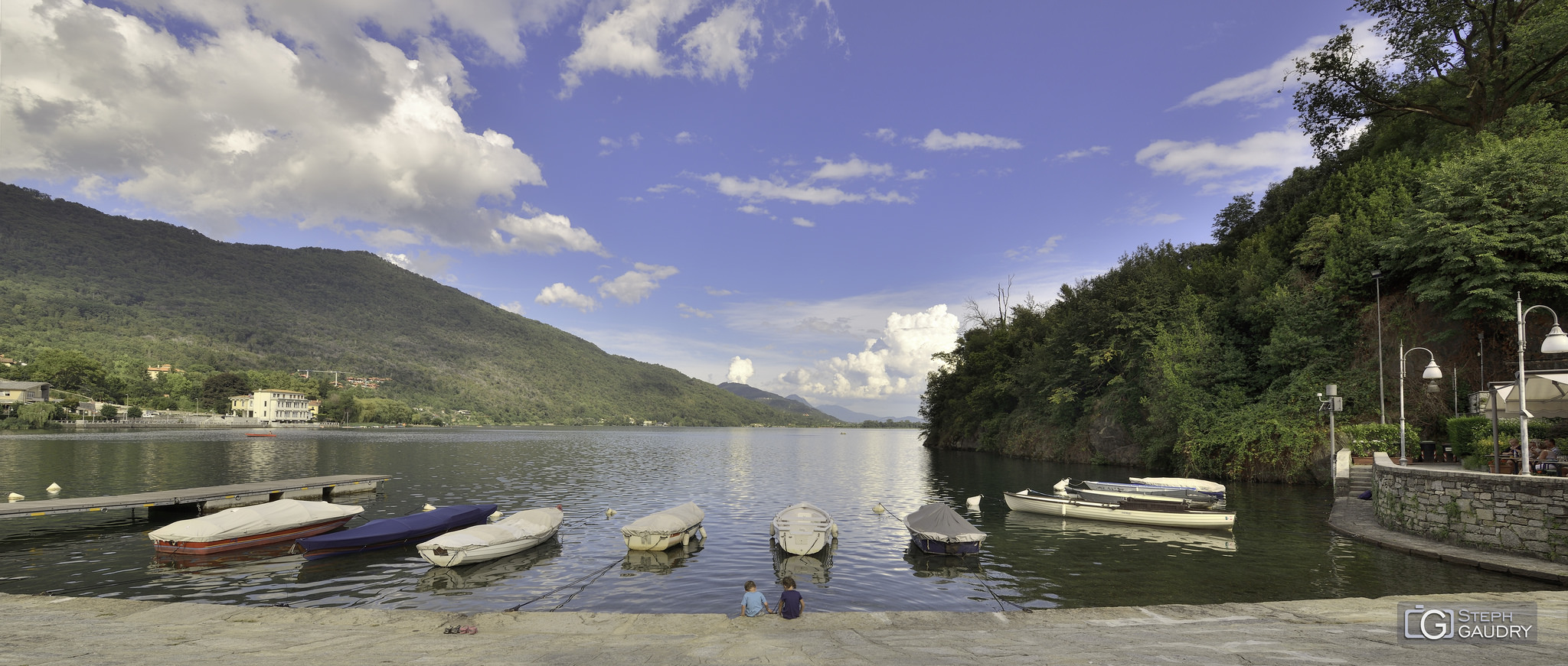 Italie / I bambini giocano in serata sul lago di Mergozzo