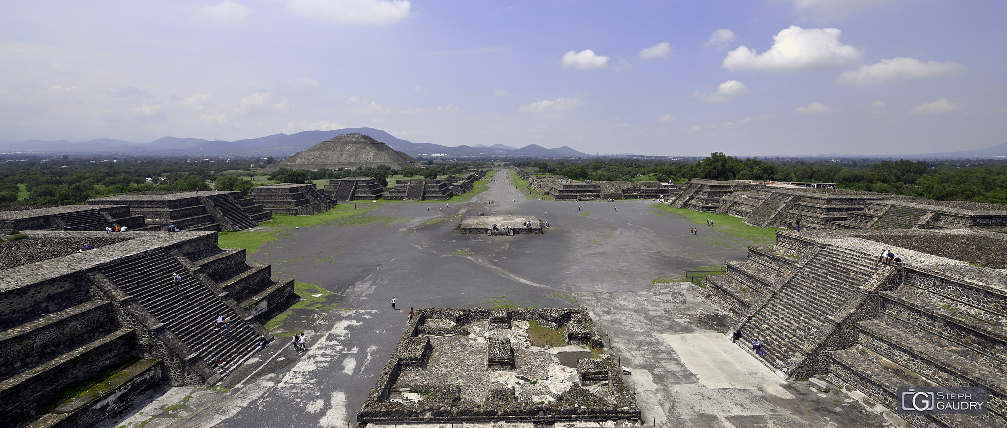 Teotihuacan - Vue sur la chaussée des Morts depuis la pyramide de la Lune [Click to start slideshow]