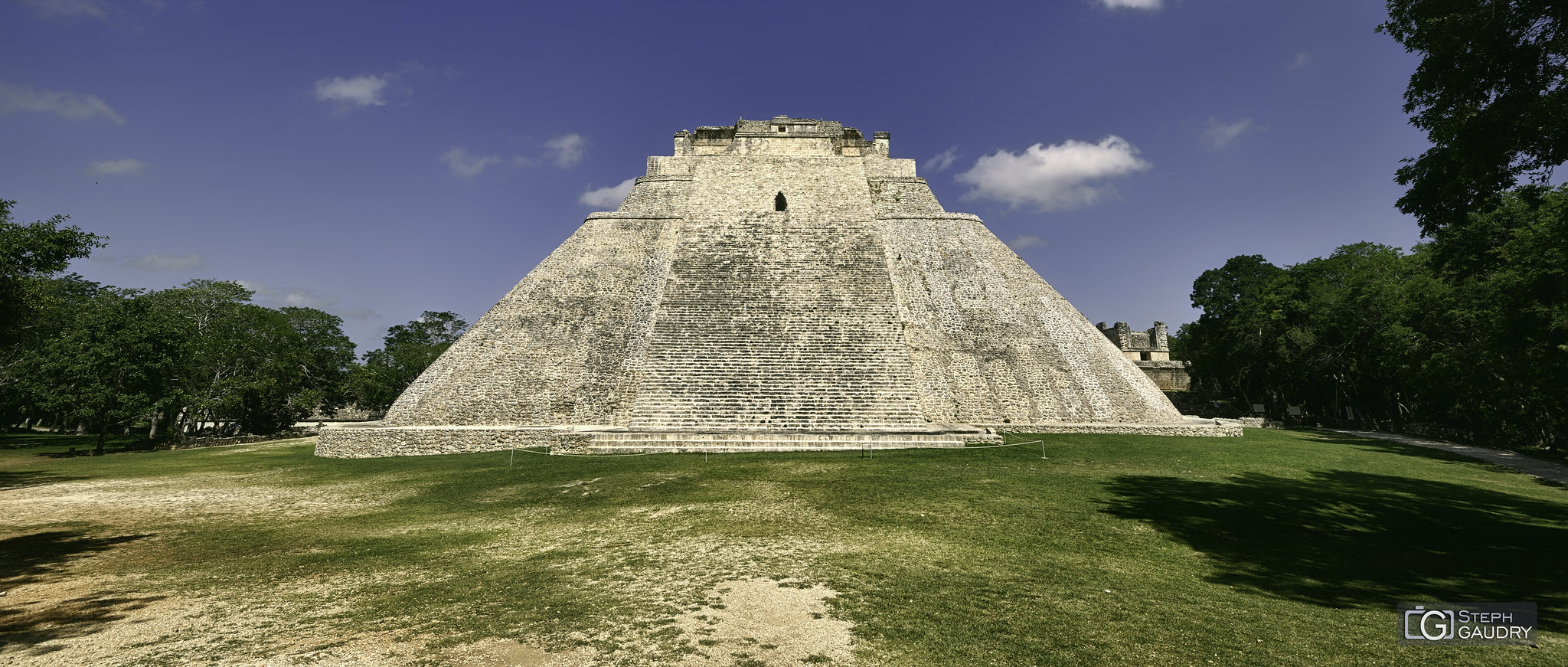 La pyramide du Magicien à Uxmal [Cliquez pour lancer le diaporama]