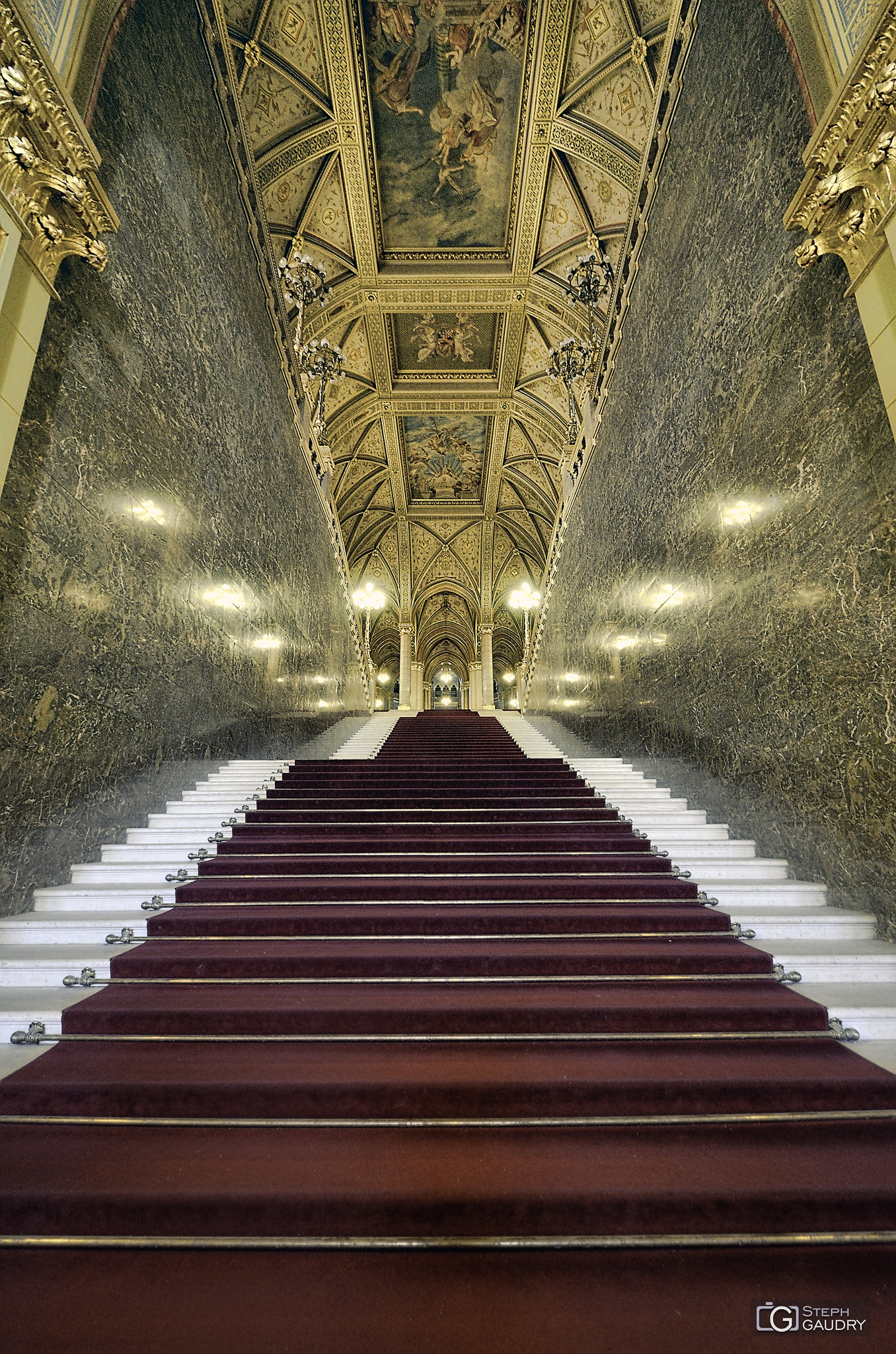 Escaliers du parlement hongrois [Cliquez pour lancer le diaporama]