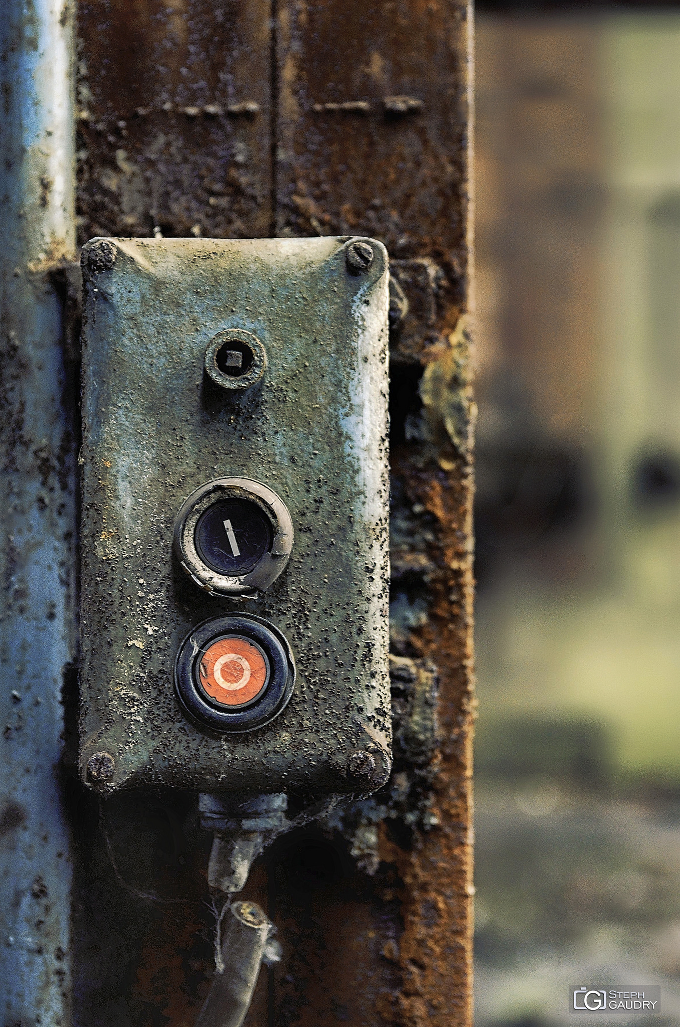 Red rusted switch [Klik om de diavoorstelling te starten]