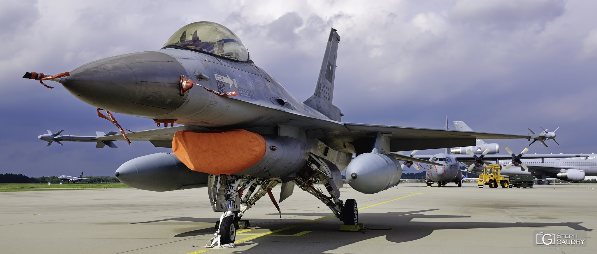 F-16 Fighting Falcon + C130 - KDC10 [Cliquez pour lancer le diaporama]
