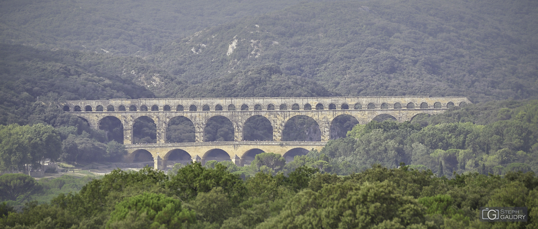 Pont du Gard (vu depuis Castillon-du-Gard) [Cliquez pour lancer le diaporama]