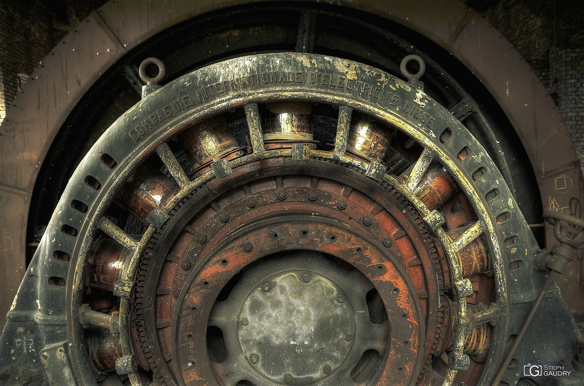Un des deux moteurs de la machine d'extraction du puits n°1 [Click to start slideshow]