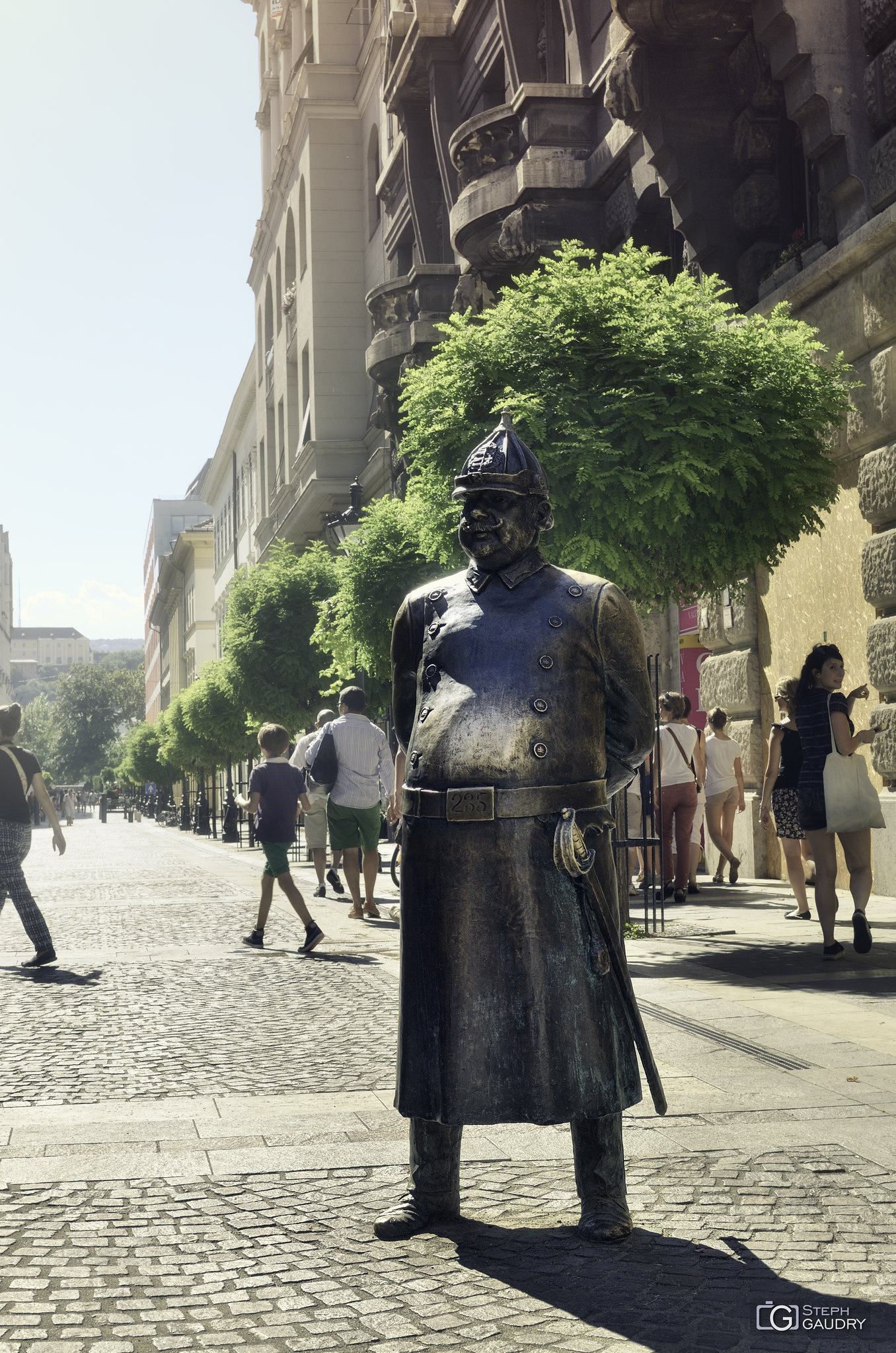 Hungarian policeman statue [Klicken Sie hier, um die Diashow zu starten]