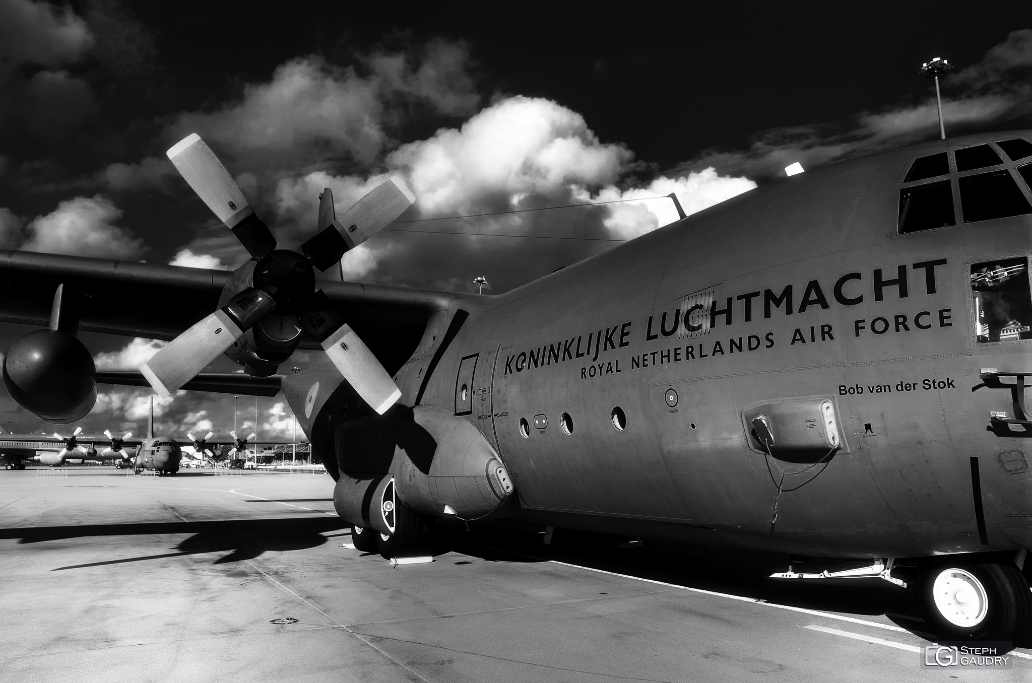 Royal Netherlands Air Force: Lockheed C-130H-30 Hercules [Click to start slideshow]