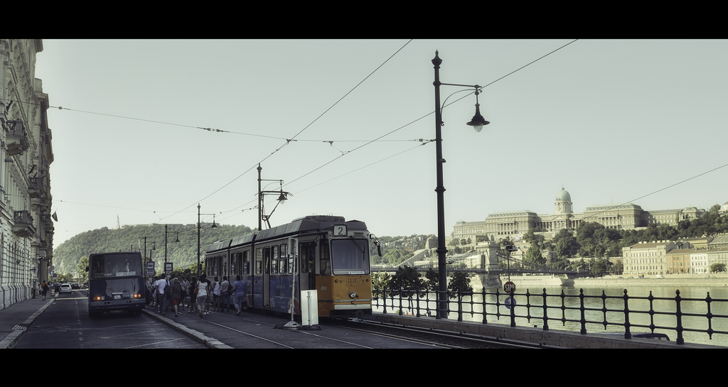 Bus and tramway in front of Buda Castle [Klicken Sie hier, um die Diashow zu starten]