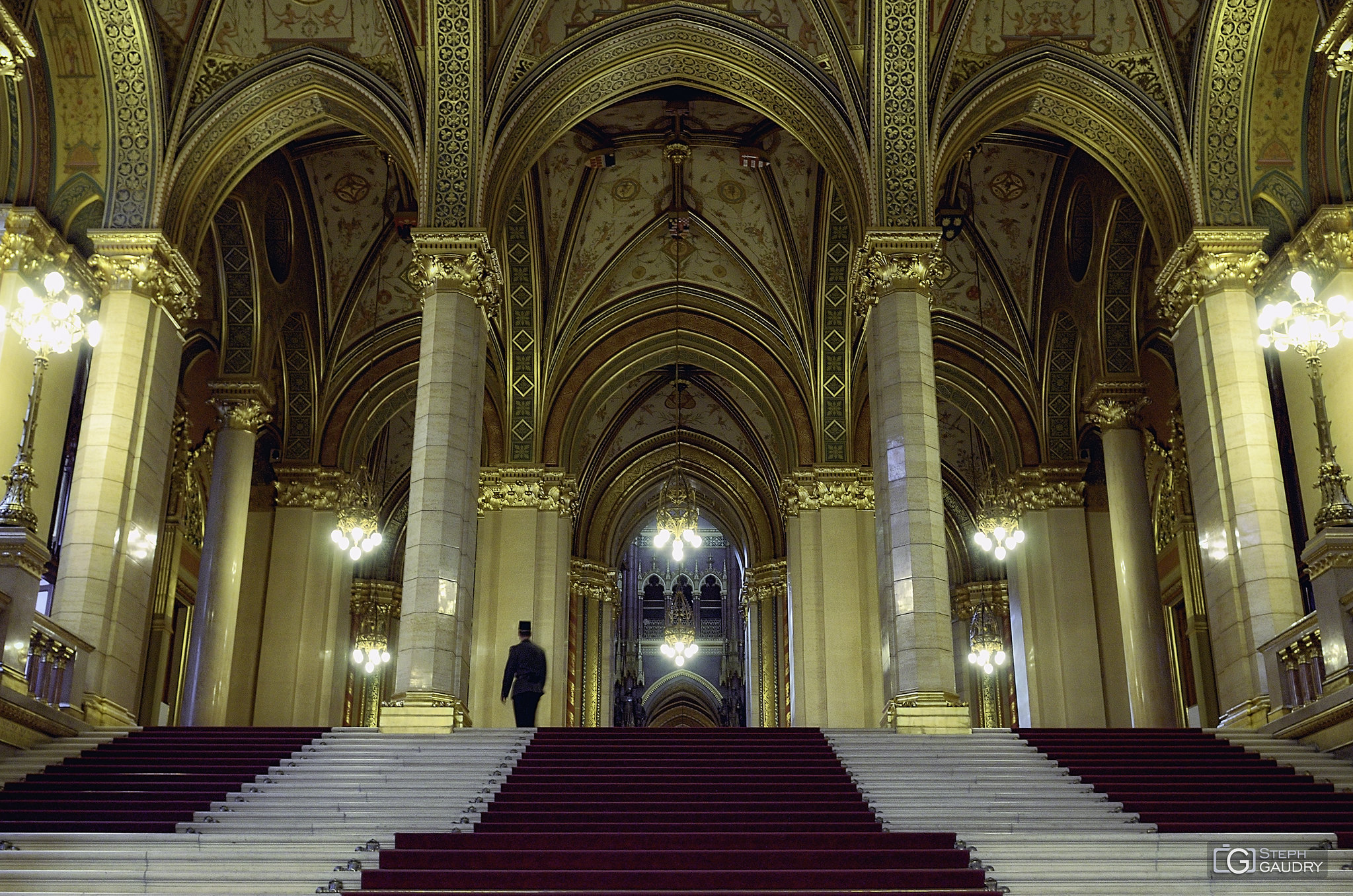 Escaliers et plafonds du parlement Hongrois [Klicken Sie hier, um die Diashow zu starten]