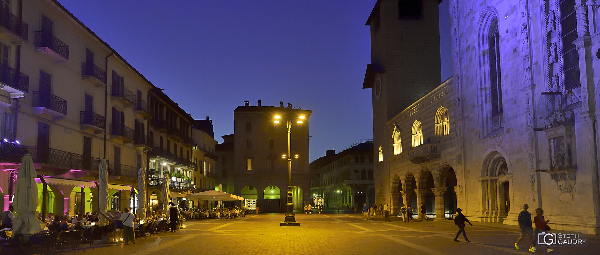 Como, piazza Duomo - 2017_08_02_213015 [Klicken Sie hier, um die Diashow zu starten]