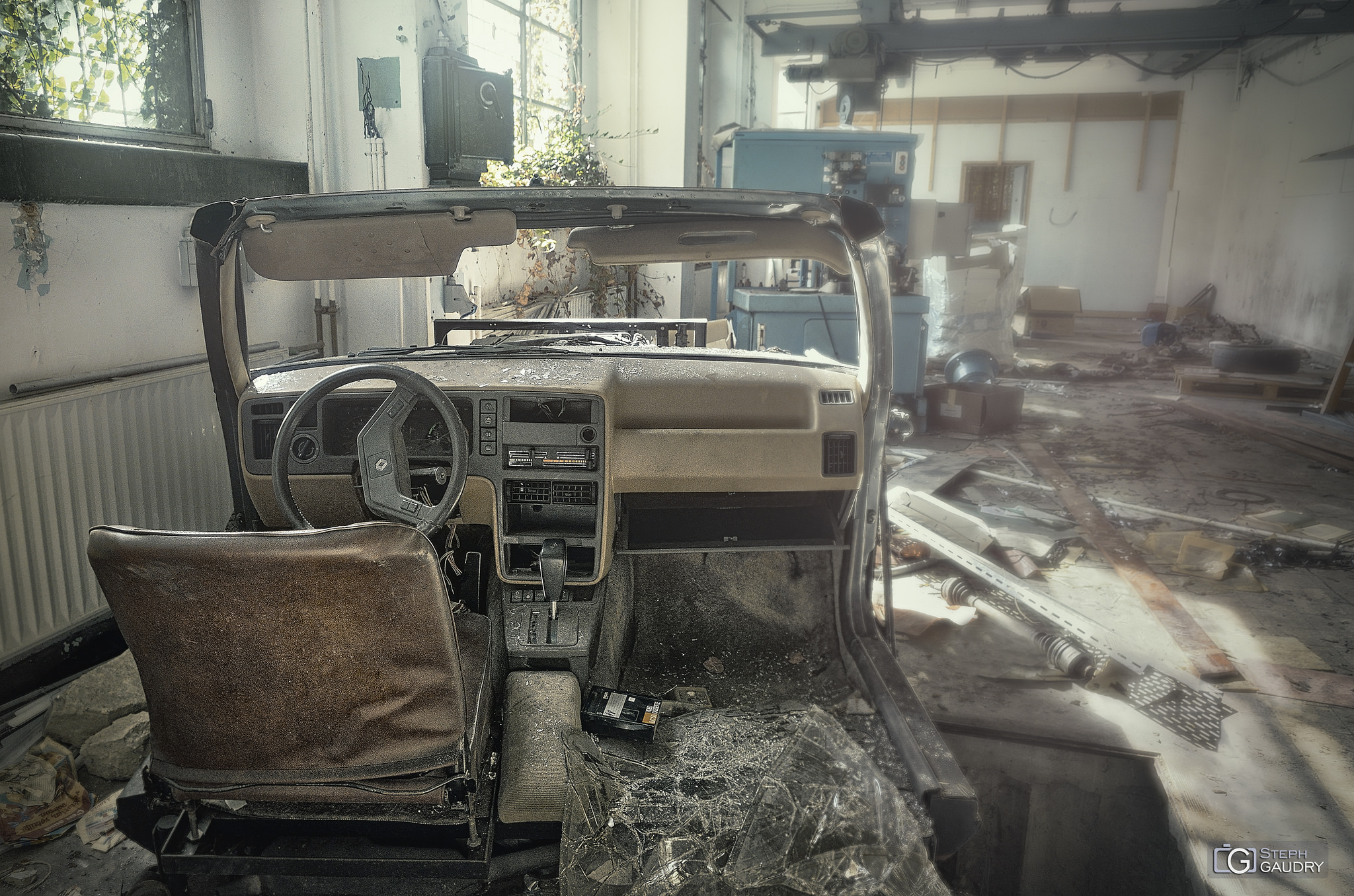 L'institut de mécanique abandonné / Drive-in