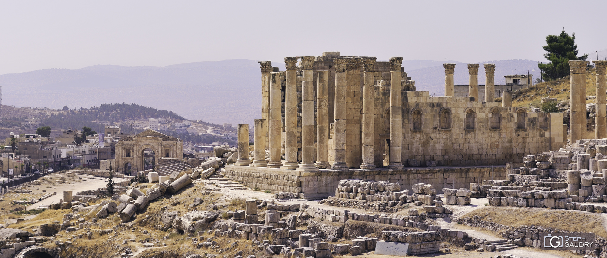 Jerash (JOR) - Le sanctuaire de Zeus (droite) et l'Arc d'Hadrien (gauche) [Klik om de diavoorstelling te starten]