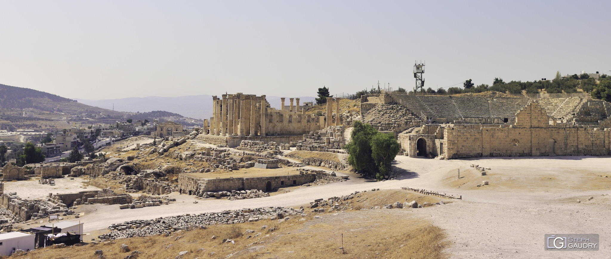 Jerash (JOR) - Le temple de Zeus et le théâtre Sud à droite