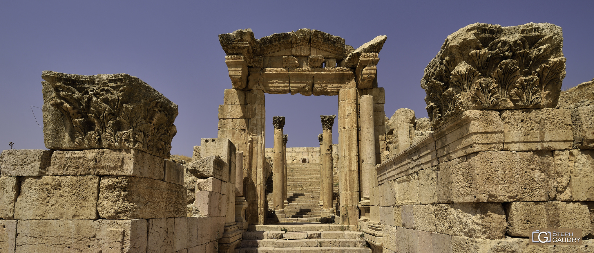 Jerash (JOR) Le temple de Dionysos [Click to start slideshow]