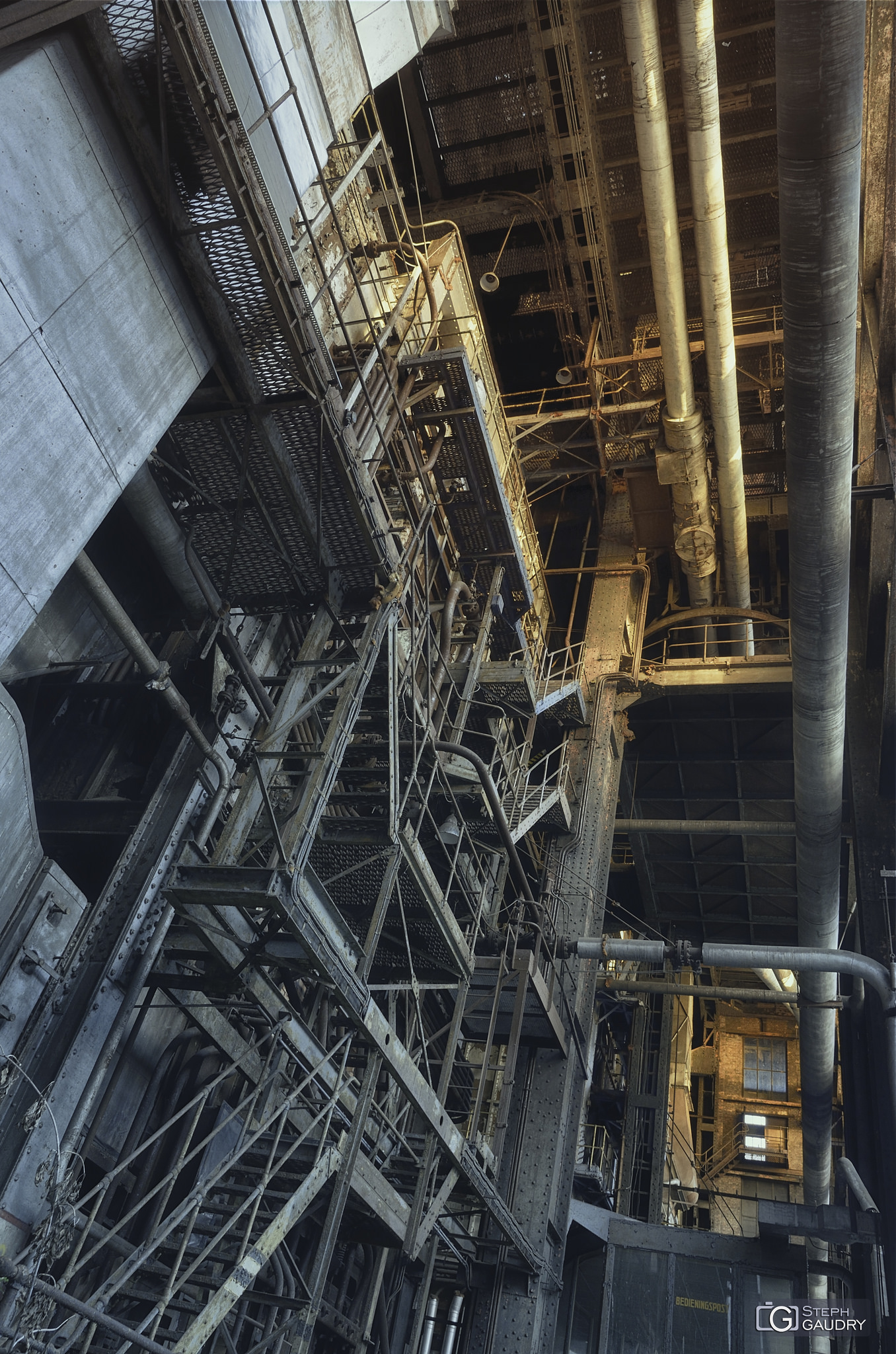 Le soleil se couche sur le métal froid de cette ruine industrielle [Klik om de diavoorstelling te starten]